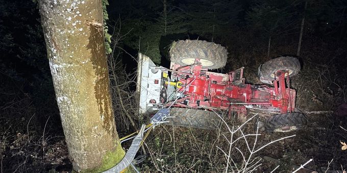 Der verunfallte Traktor. Traktor Unfall