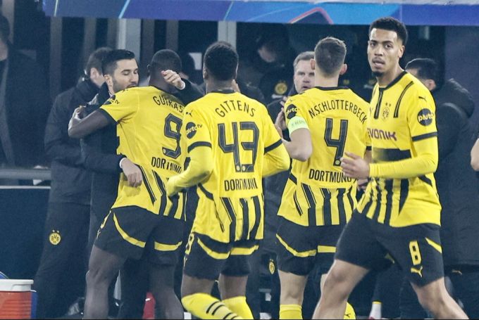Nach seinem zwischenzeitlichen Führungstreffer gegen Bologna rannte Stürmer Serhou Guirassy zu Nuri Sahin. borussia dortmund