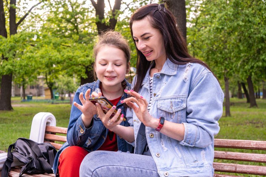 Mutter Tochter Smartphone