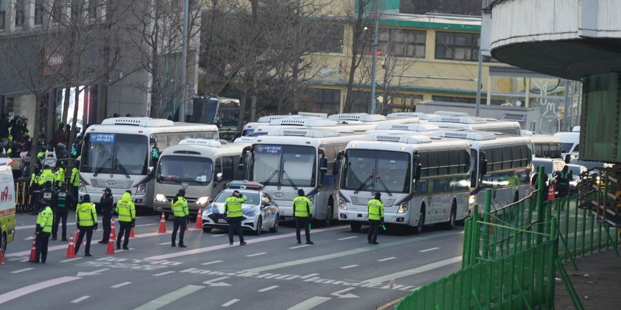 Vor dem Sitz des Präsidenten befand sich vor dem Festnahme-Versuch ein grosses Polizeiaufgebot.