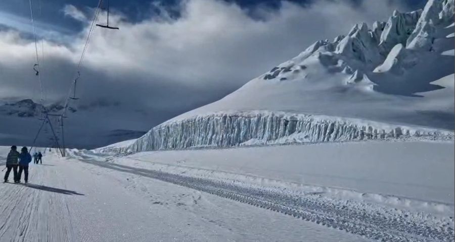 Auch rechts des Panoramalifts, direkt neben einer steilen Wand des Feegletschers, sind Bagger-Spuren. Das sorgte bei Skifahrern für Fragezeichen.