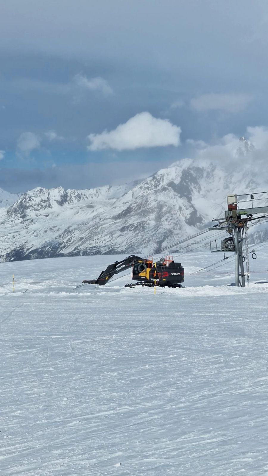 Weil der Gletscher fliesst, werden die Lifte jeweils verschoben.