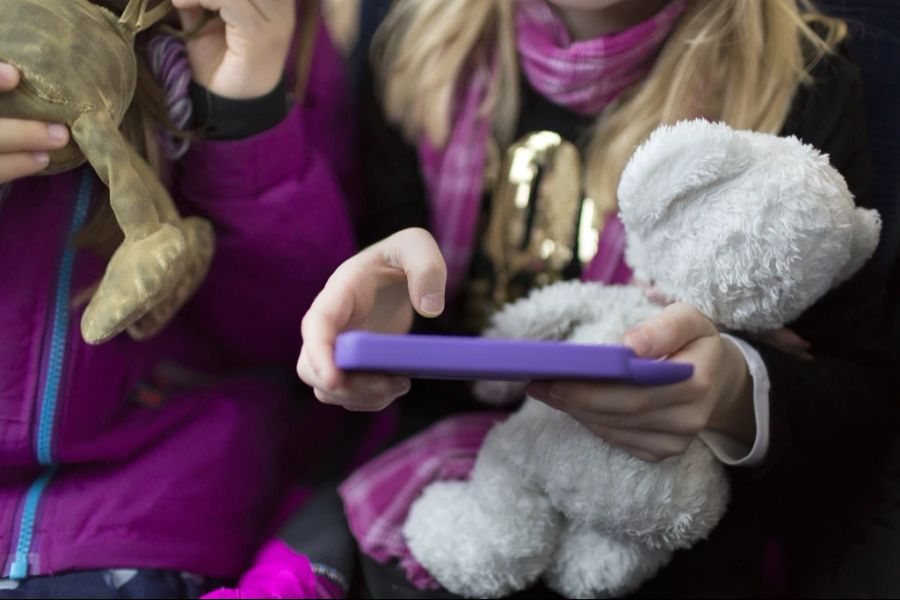 Der Grund: Viele Kinder verbringen ihre Wochenenden am Handy oder vor dem TV. (Symbolbild)