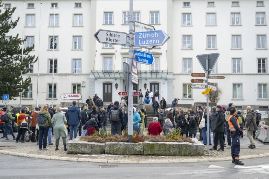 Die Demonstration ist friedlich.