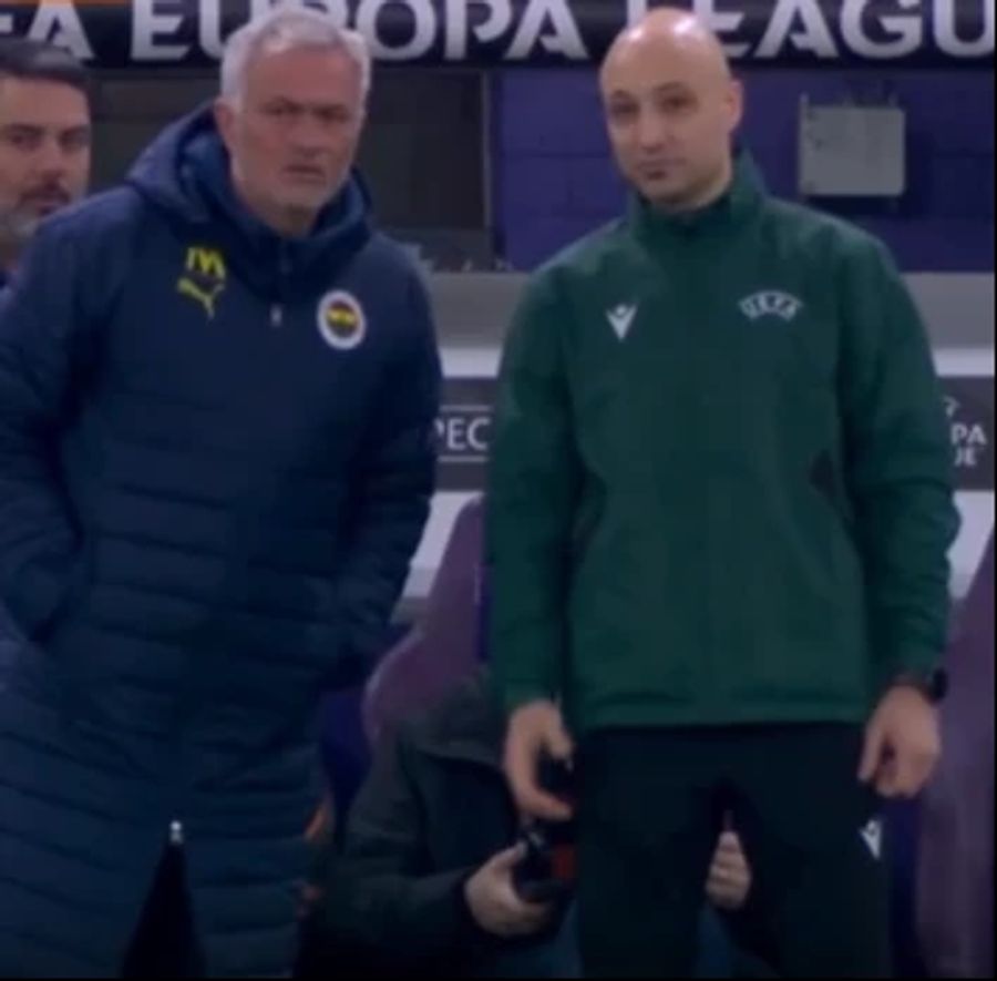 Auch Fener-Trainer José Mourinho sieht bei den Tumulten ganz genau hin.