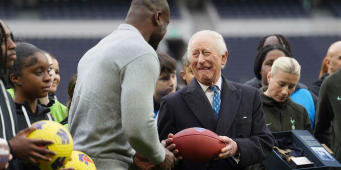 Versuchte sich im American Football: König Charles III. König Charles besucht Tottenham-Hotspur-Stadion