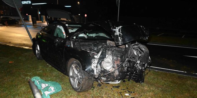 Autofahrer prallt auf der A1 in mehrere Verkehrstafeln. Selbstunfall