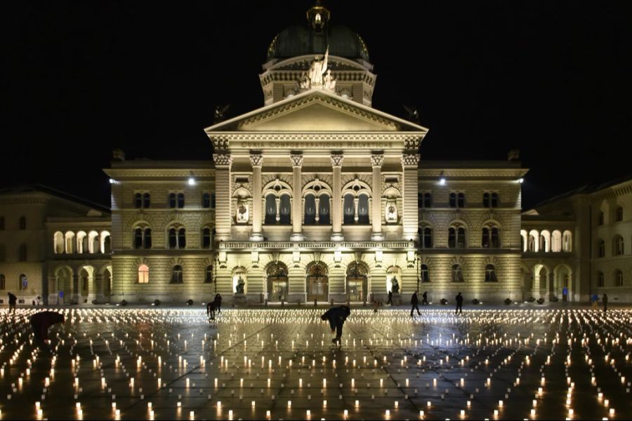 Im Dezember 2021 wurden fast 12'000 Kerzen vor dem Bundeshaus angezündet in Erinnerung an Todesopfer durch Corona.