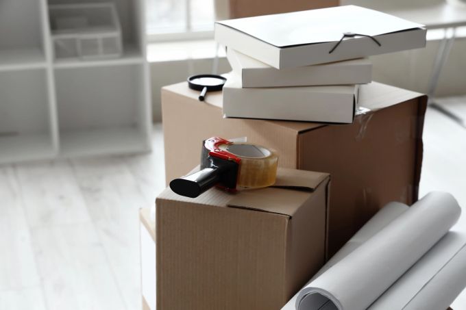 Aussortiere Gegenstände können verkauft oder gespendet werden. Boxen Ordnung ausmisten