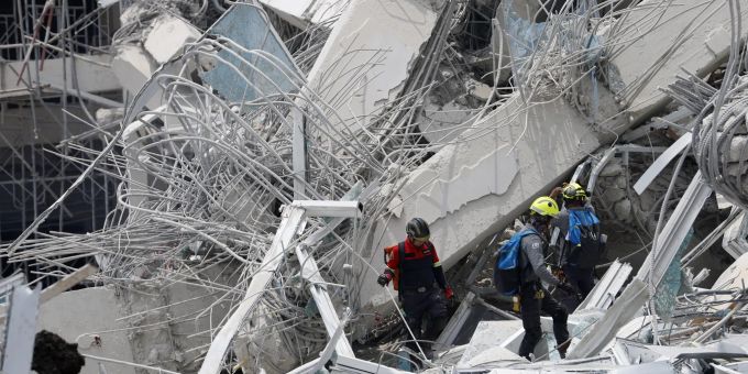Rettungskräfte führen nach einem Erdbeben in Bangkok, Thailand eine Suchaktion nach Überlebenden an der Stelle eines eingestürzten Gebäudes durch Rettungskräfte