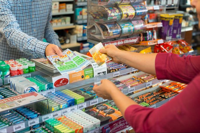 Die Hoffnung auf das grosse Glück dank Lotteriebetreiber Swisslos, wie den Euromillions Jackpot, wird auch im Kiosk verkauft. (Symbolbild) Swisslos Rubbellose Euromillions Jackpot