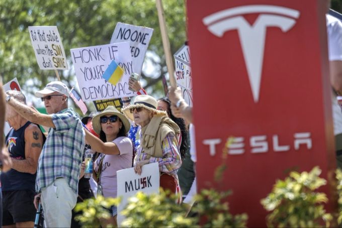 Zuletzt musste sich Tesla mit viel Kritik und Protesten auseinandersetzen, die im Zusammenhang mit Chef Elon Musk stehen. Tesla