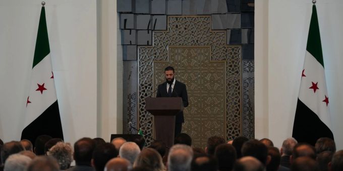 Syriens Übergangspräsident Ahmed al-Scharaa verkündete die neue syrische Regierung. Syriens Übergangspräsident Ahmed al-Scharaa verkündete die neue syrische Regierung.