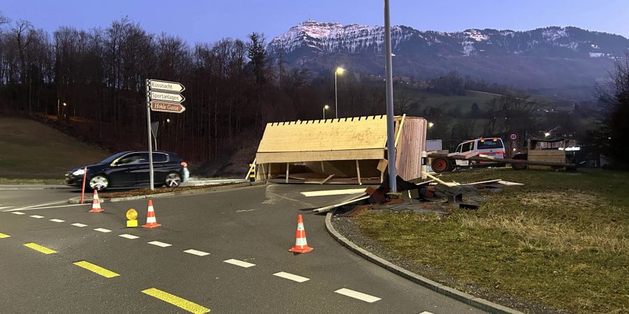 Holzhaus umgekippt