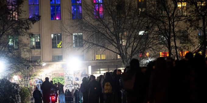 Zum Beginn der Jubiläumsparty bildete sich wieder die gefürchtete lange Warteschlange. Zum Beginn der Jubiläumsparty bildete sich wieder die gefürchtete lange Warteschlange.