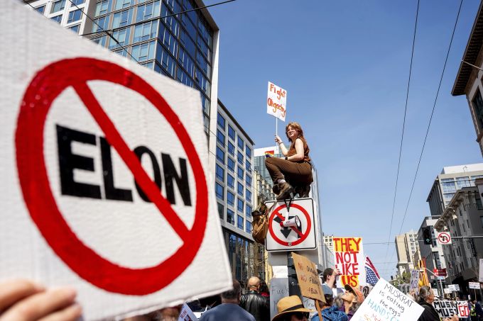Es gibt auch Proteste gegen Musk. Tesla Protest