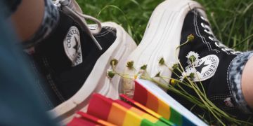 Sneaker Regenbogen Gras Füsse