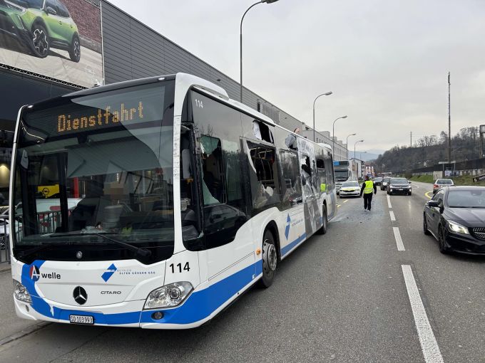 Am Bus entstand bei der Kollision ein Sachschaden. Sachschaden.