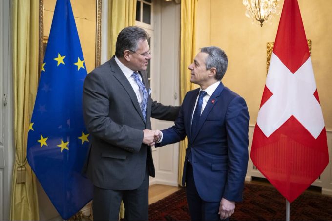 Maroš Šefčovič (links), Vizepräsident der EU-Kommission und Ignazio Cassis, rechts, sprechen während eines Arbeitsbesuchs auf dem Landsitz Lohn in Kehrsatz BE, am 27. November 2024. Maroš Šefčovič Ignazio Cassis