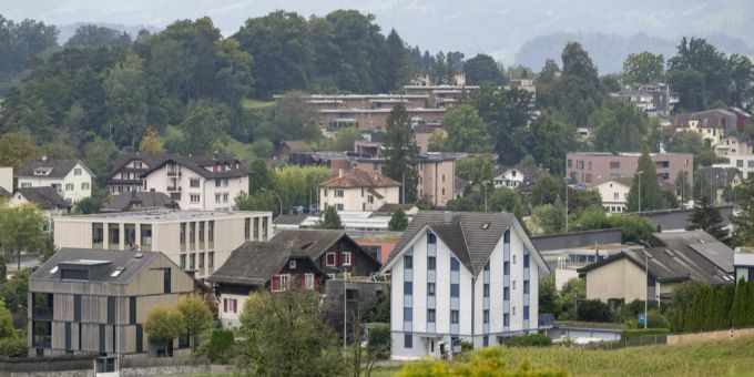 Einfamilienhäuser sind in der Schweiz günstiger, Eigentumswohnungen teurer geworden. Wohneigentum Schweiz