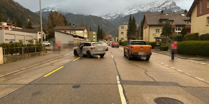 Altdorf UR - Rollerfahrer (73) bei Kollision erheblich verletzt