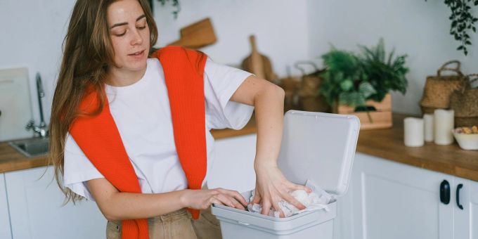 Doch egal, wie du dich entscheidest, fest steht: 365 Dinge weniger in deiner Wohnung werden einen gewaltigen Unterschied machen. frau, Aufräumen