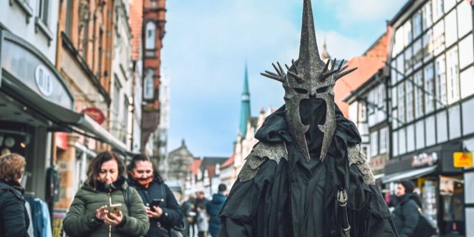 Auch Fantasiefiguren beleben Hameln. Innenstadt Fussgängerzone Fachwerk Fantasiefigur