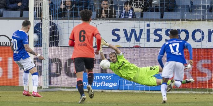 Sinnbildlich für den FCZ-Sonntag: Yannik Brecher pariert für den FC Zürich, doch der Nachschuss landet dann doch im Tor. FC Zürich