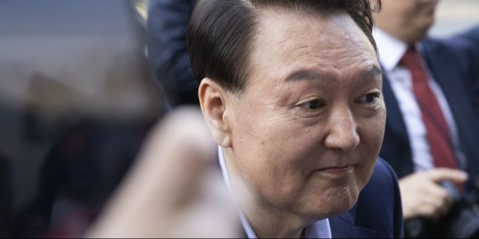 Südkoreas Ex-Präsident Yoon Suk Yeol muss sich in Seoul wegen Hochverrat vor Gericht verantworten. Yoon Suk Yeol