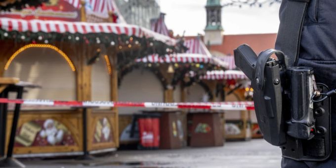 Die ehemaligen Mitarbeiter vom Amokläufer in Magdeburg geben Auskunft über seine Tätigkeit als Arzt. Magdeburg Weihnachtsmarkt Amoklauf