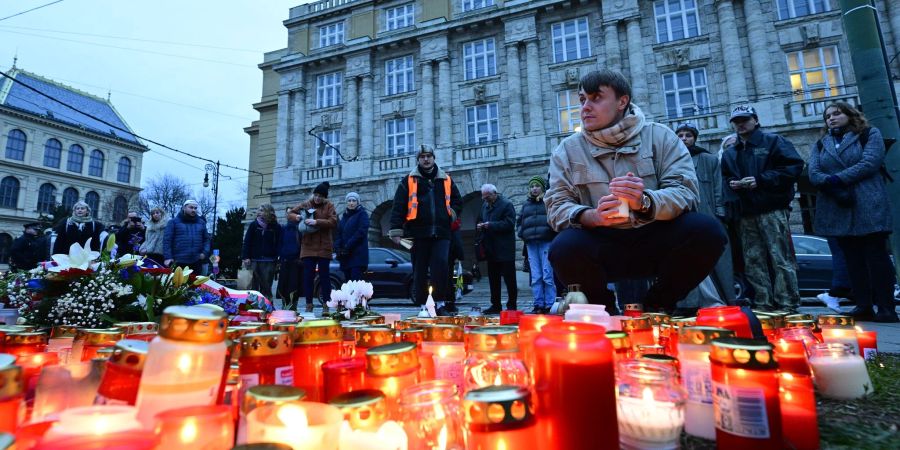 Kerzen brennen am Mahnmal für die Opfer des Amoklaufs an der Karls-Universität in Prag vor einem Jahr (Foto aktuell).