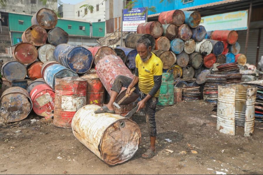 Ein Tagelöhner arbeitet in einer Werkstatt am Strassenrand inmitten von Staub und starkem Smog in der Gegend von Islambag in Dhaka, Bangladesch. (Archivbild)