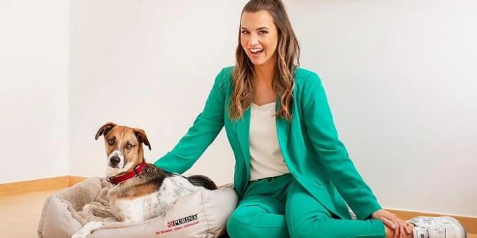 Laura Wontorra und ihr «Bürohund» Milo. Laura Wontorra