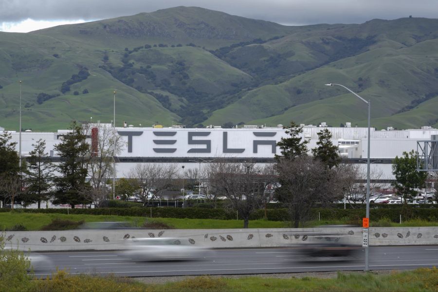 Tesla zudem zu bedenken: Manche Bauteile und Rohstoffe müssten auch bei der Produktion in den USA zwangsläufig aus dem Ausland bezogen werden.