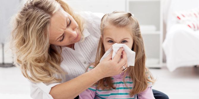 mutter und mädchen mit allergie