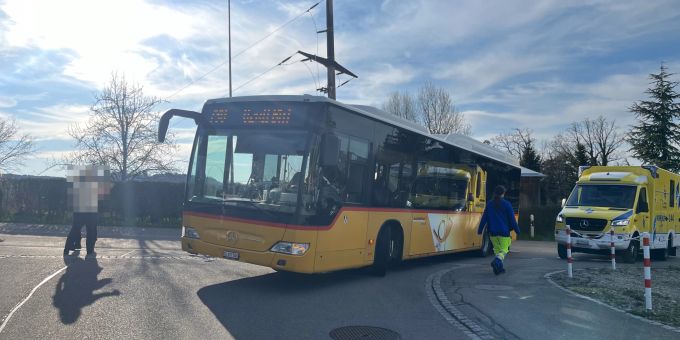 Jonschwil SG: Unfall zwischen Postauto und Velo. Jonschwil SG