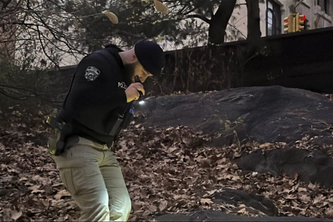 Die New Yorker Polizei sucht nach Spuren. new york