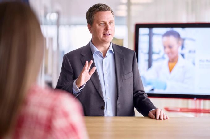 Thomas Schinecker, CEO der Roche Group, zeigt sich zufrieden mit der Performance des Unternehmens. roche
