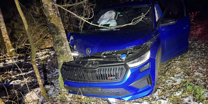 Merenschwand AG - Betrunkener Autofahrer knallt gegen Baum