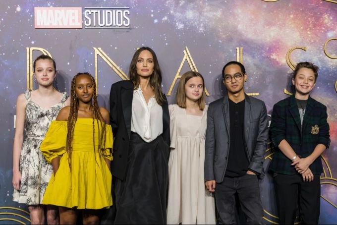 Angelina Jolie mit ihren Kindern aus der Ehe mit Brad Pitt: Shiloh, Zahara, Vivienne, Maddox und Knox. Sohn Pax fehlt bei diesem Auftritt. Angelina Jolie Brad Pitt