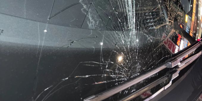 Kollision zwischen Auto und Fussgänger in Netstal. Kollision