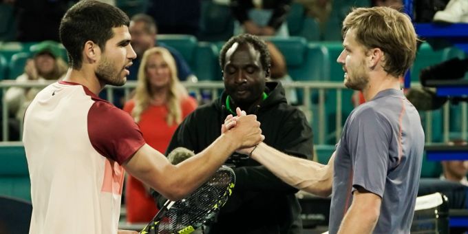 Carlos Alcaraz gratuliert David Goffin zum Sieg. Carlos Alcaraz