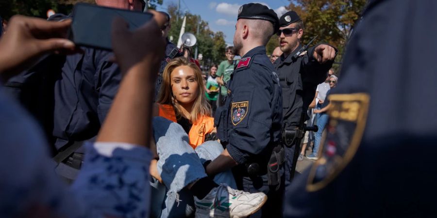 Die als «Klima-Shakira» bekannte Anja Windl wird am 15. September 2023 bei einem Klimaprotest in Wien von der österreichischen Polizei weggetragen.