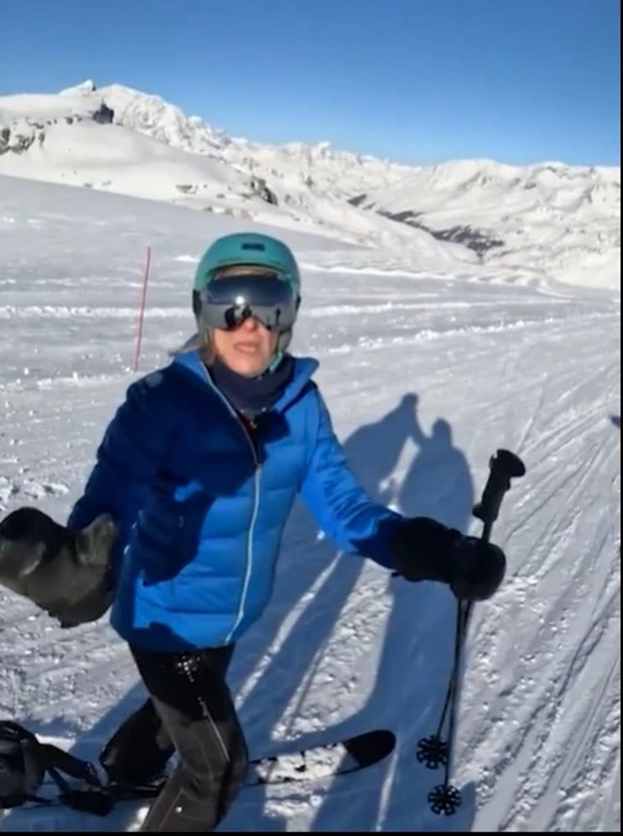 Eine Skifahrerin beschimpft in Val d'Isere (Frankreich) Anfänger, die andere gefährden.