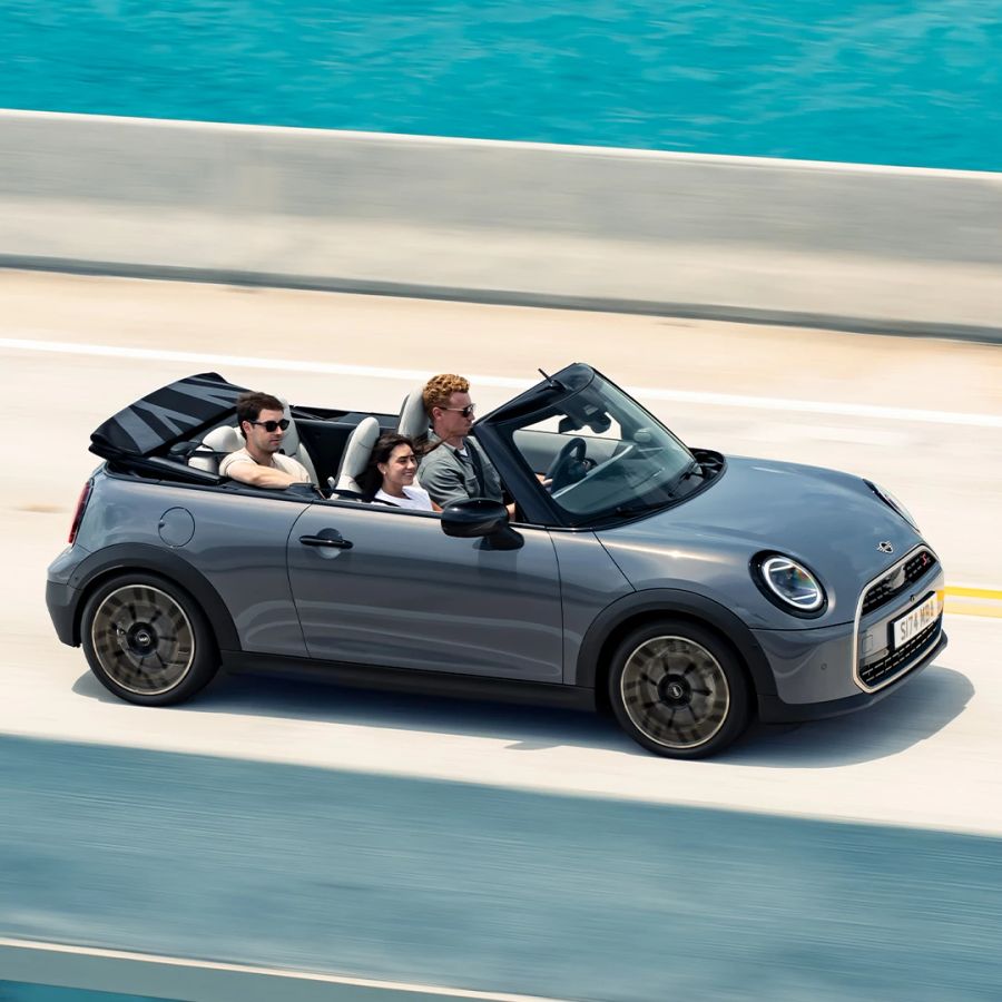 Erleben Sie am Probefahrttag das legendäre Gokart-Feeling im MINI Cooper Cabrio.