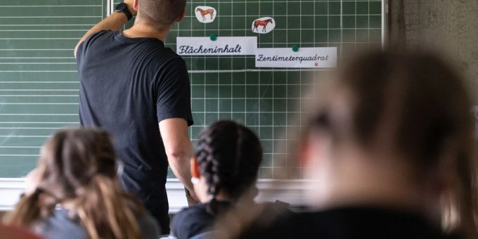 Werden Lehrer Opfer körperlicher Gewalt, so geht diese einer Umfrage zufolge fast ausschliesslich von Schülerinnen und Schülern aus. (Symbolbild) gewalt schulen