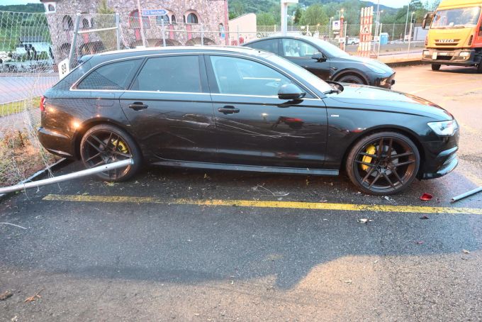 An einem parkierten Auto entstand ein Sachschaden. Sachschaden an Auto