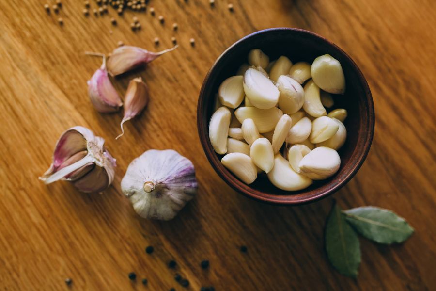 Knoblauch auf Tisch