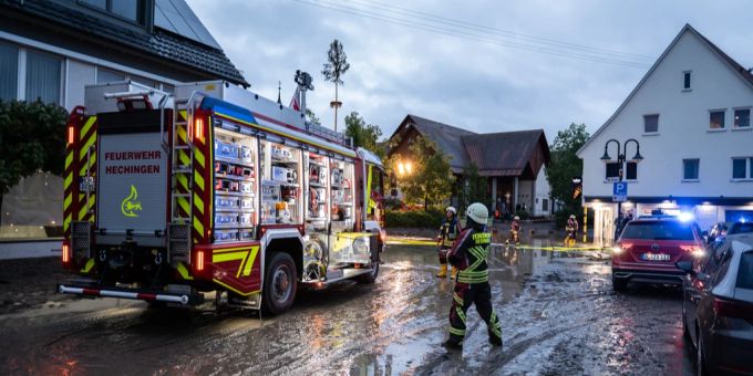 In Bisingen (D) rückten die Rettungskräfte am Donnerstagabend mit einem Grossaufgebot aus. Heftige Regenfälle hatten den Ort nahe der Schweizer Grenze überflutet bisingen