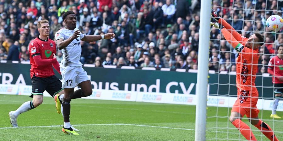 Oladapo Afolayan (2.v.l.) vom FC St. Pauli trifft zur Gäste-Führung.